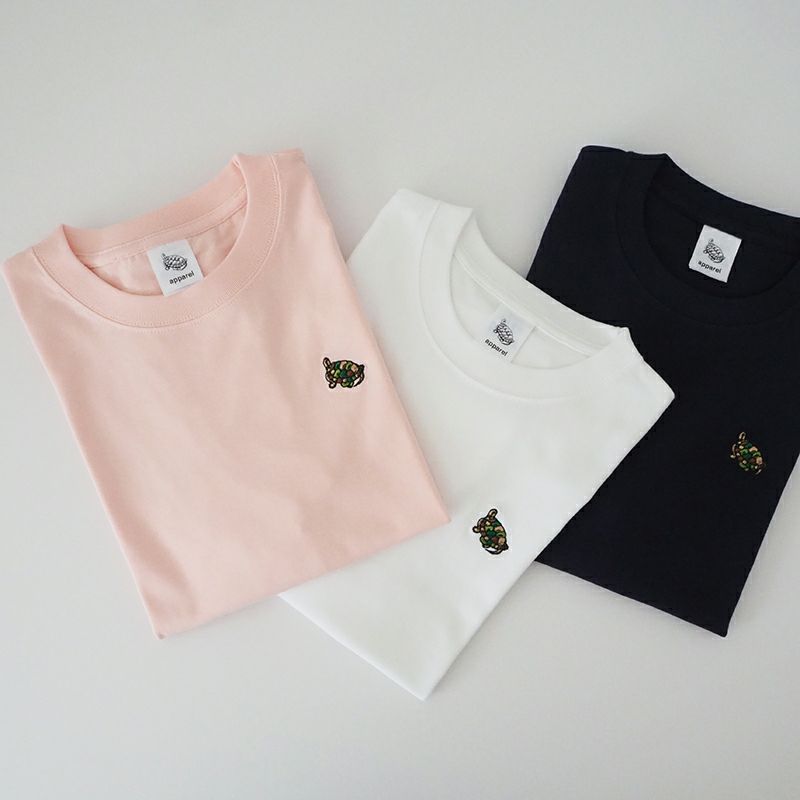 カモ亀刺繍 Tシャツ | アパレル - 亀の子束子公式オンラインストア カモ亀刺繍 Tシャツ | アパレル - 亀の子束子公式オンラインストア